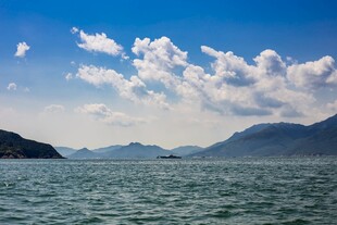 碧海蓝天间的山水景致