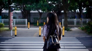 女孩独行于户外道路