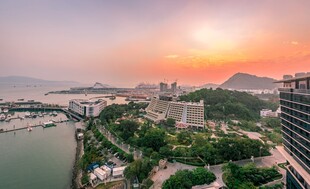城市黄昏河畔美丽风光