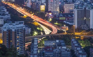 城市夜景中的繁华交通脉络