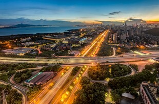 城市高架桥夜景璀璨