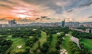 城市绿地与绚丽天际景观