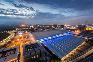 城市夜景下的现代化建筑
