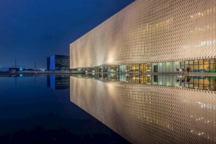 夜幕下的现代建筑倒影
