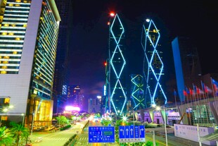 城市夜景中的璀璨高楼