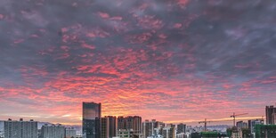城市上空绚烂的晚霞景观
