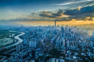 城市天际线的壮丽黄昏景色