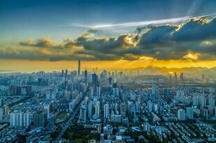 城市天际线的壮丽黄昏景色