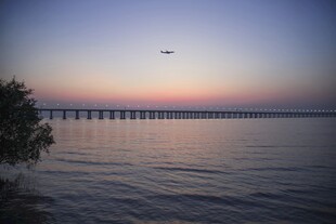 黄昏下的海面与跨海大桥
