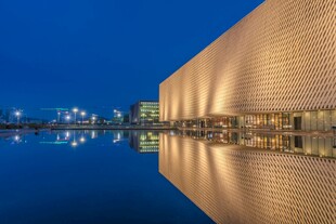 城市建筑夜景水面倒影
