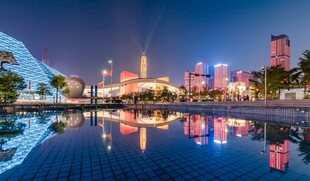 城市夜景下的静谧泳池