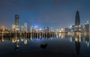 城市夜景下的璀璨水面倒影