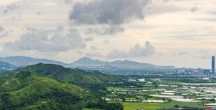 青山环绕的城市风光