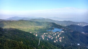 山间村落与湖景风光