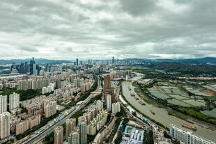 城市俯瞰 高楼与蜿蜒道路