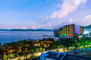 海滨城市夜景璀璨风光
