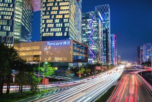 都市夜景车流璀璨瞬间
