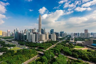 都市繁华景观与绿意交融
