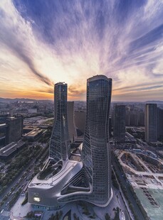 城市天际线的壮丽黄昏景色