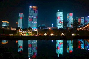 城市璀璨夜景倒映水面