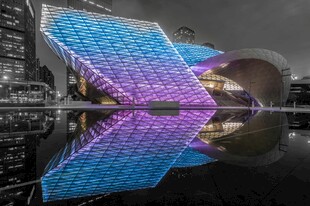 城市夜景霓虹建筑倒影