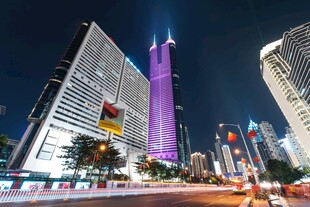 都市夜景中的璀璨摩天大楼
