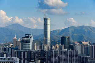 都市天际线与远山美景