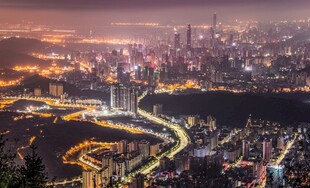城市璀璨夜景俯瞰图