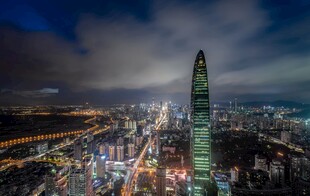 深圳夜景中的摩天大楼