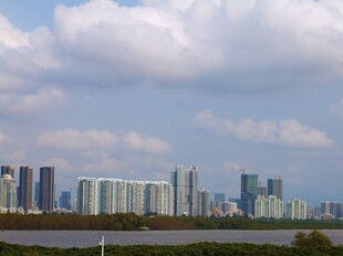 城市天际线与云端美景