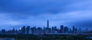 夜幕下的城市天际线