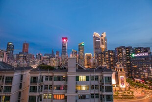 城市璀璨夜景俯瞰图
