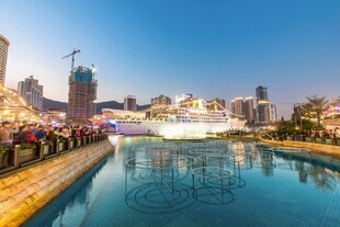 城市河畔美丽夜景风光