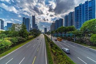 城市道路与高楼景观