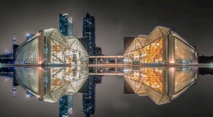 深圳音乐厅和图书馆的夜景