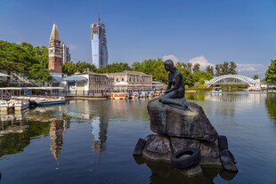 河畔城市景观与美人鱼雕像