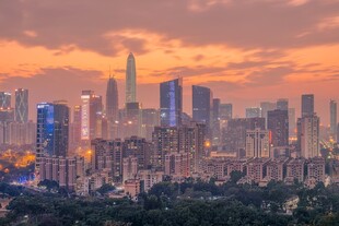夕阳晚霞下的深圳城市夜景