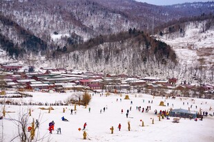 冬日滑雪场热闹景象