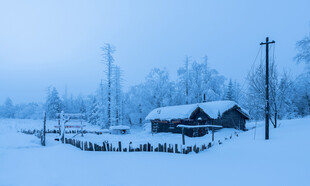 雪覆乡村小屋冬日美景