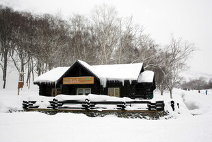 冬日雪中小屋美景