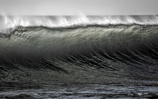 汹涌海浪展现自然磅礴力量