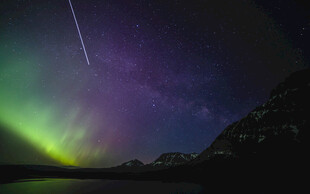 梦幻极光下的璀璨夜空