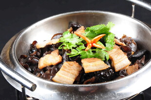 美味五花肉干锅