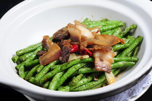 豆角焖五花肉 