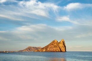 海上孤岩美景