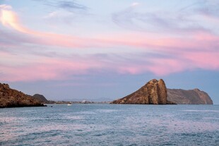 海边壮丽山景与梦幻晚霞