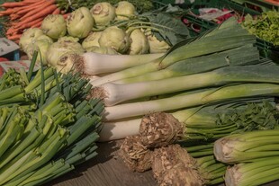 新鲜多样蔬菜摆放在一起