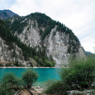青山环抱的碧色湖水
