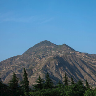 巍峨山脉与葱郁林木