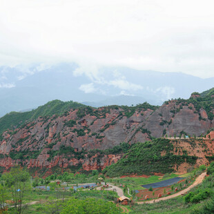 壮丽丹霞地貌山间美景